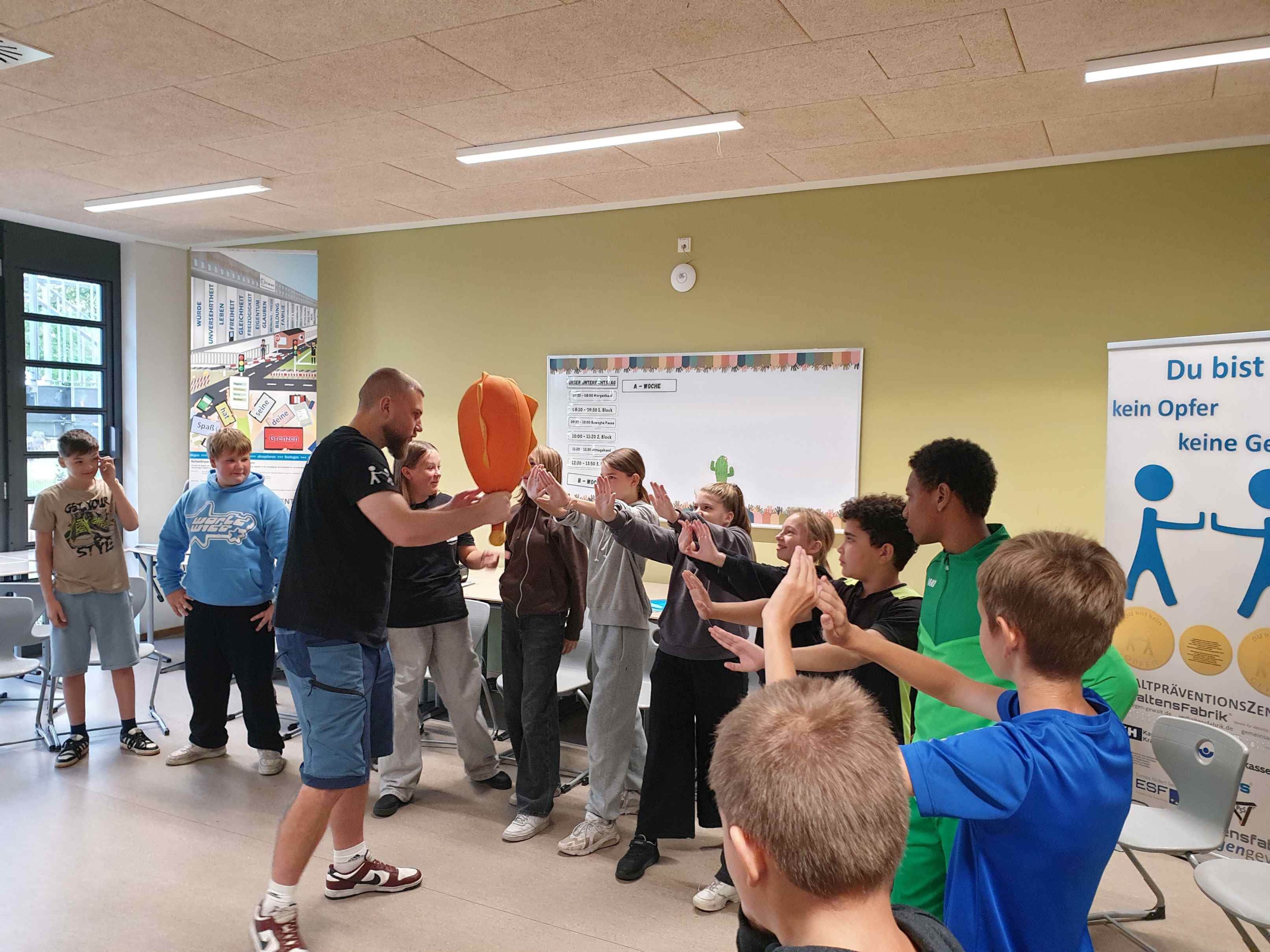 Stark statt brutal – 6. Klassen der Oberschule Hoyerswerda setzen ein Zeichen „Aktiv gegen Gewalt“