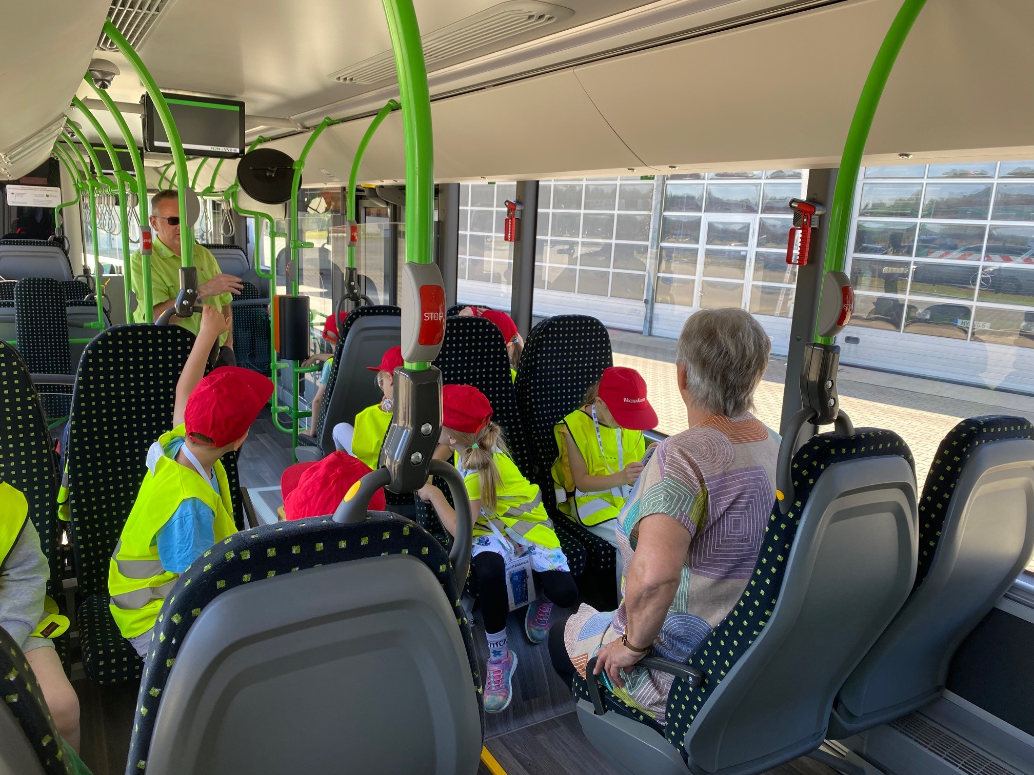 Vorschulkinder erleben mit gro&szlig;er Begeisterung den Beruf des Busfahrers / der Busfahrerin