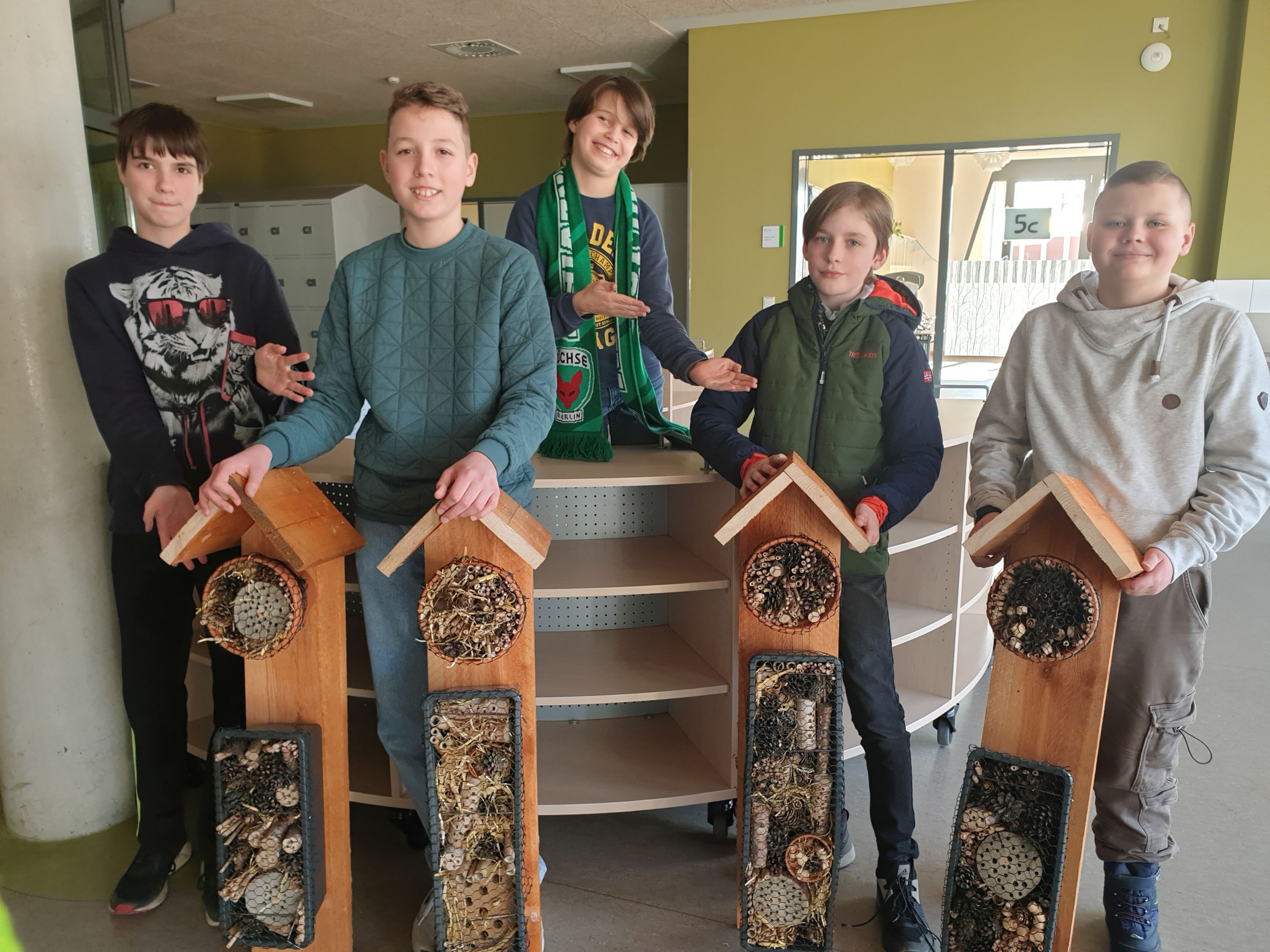 Freilandforscher*innen bauen Insektenhotels für die Schule