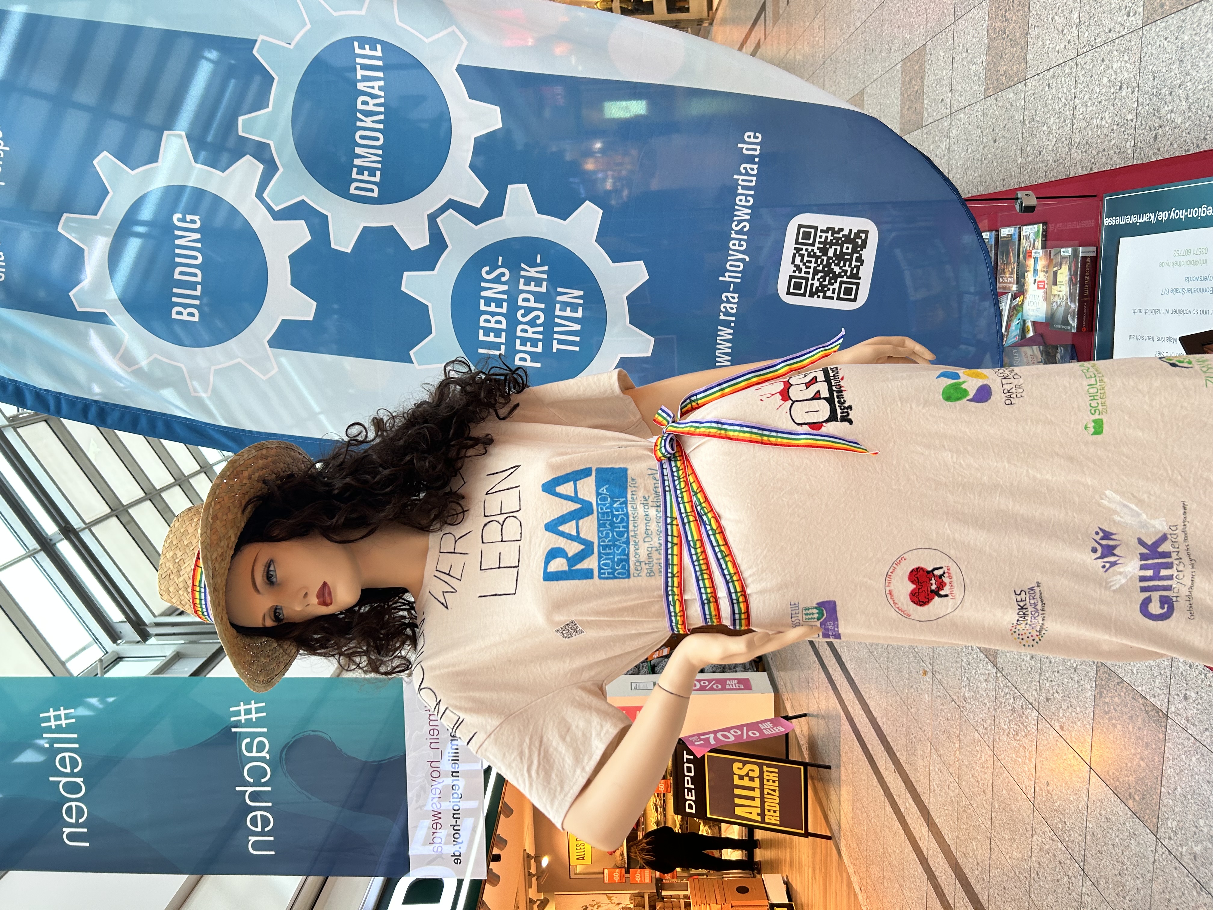 RAA präsentiert sich als Modepuppe