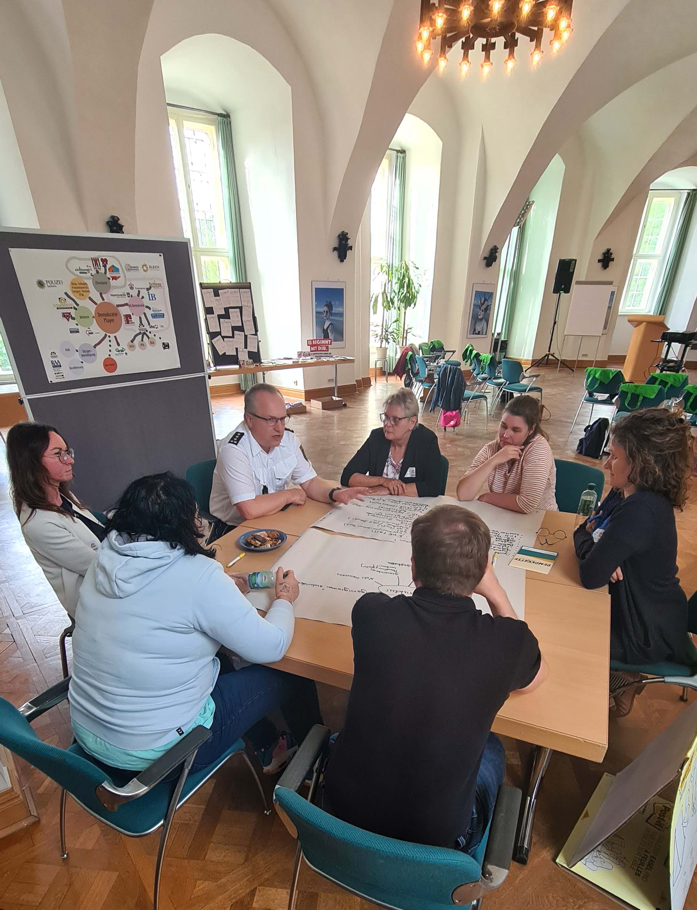 Alle an einen Tisch!