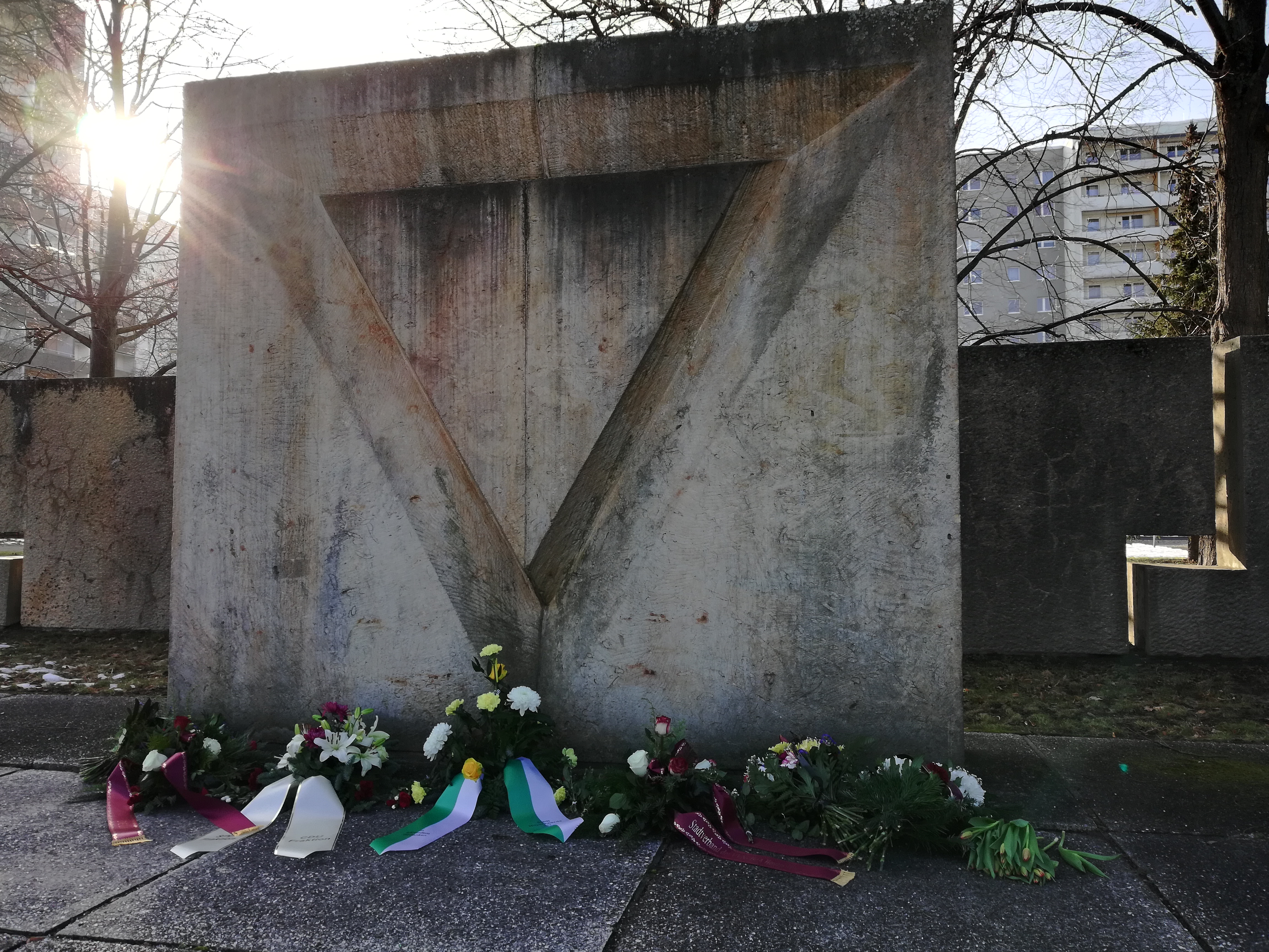 KEIN VERGESSEN: Aufruf zur Teilnahme an Gedenkveranstaltung am 27.01.22 um 13 Uhr am Ehrenhain und Stellungnahme des Bündnis gegen Antisemitismus