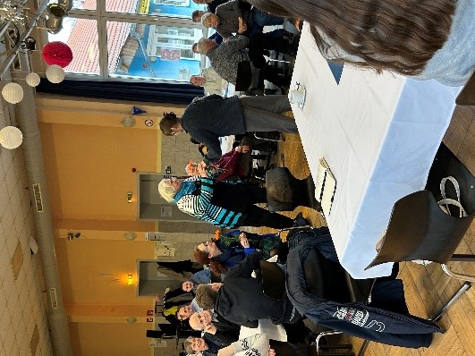 Schüler*innen empfangen Zeitzeugen