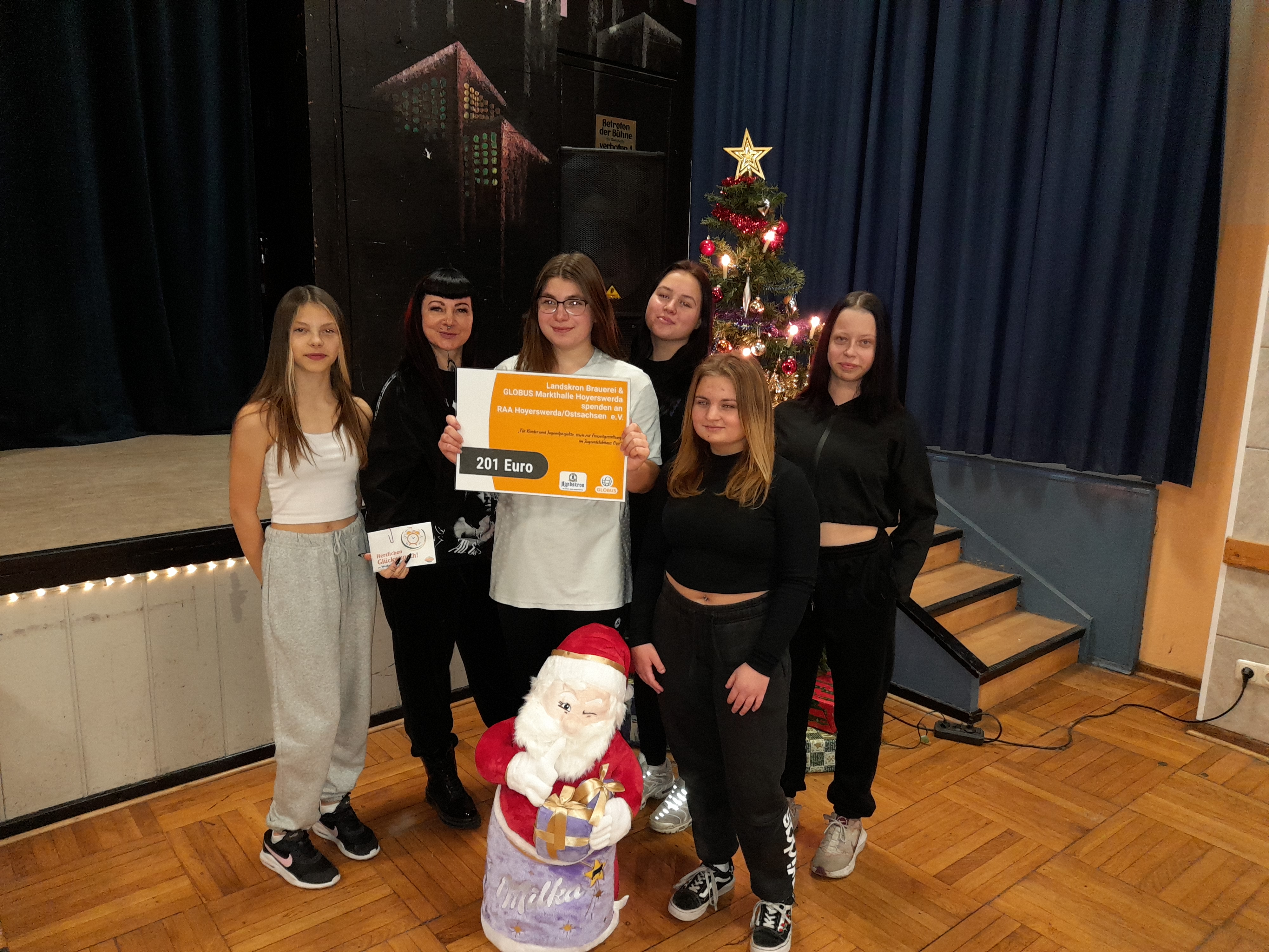 Spendenübergabe von Globus ans Jugendclubhaus Ossi