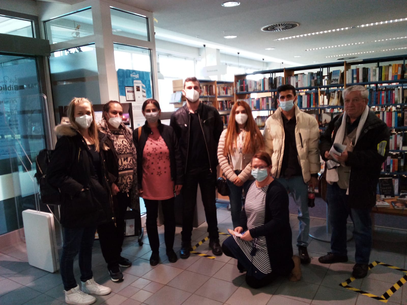 Migrant*innen nutzen die Bibliothek Hoyerswerda als demokratischen Ort