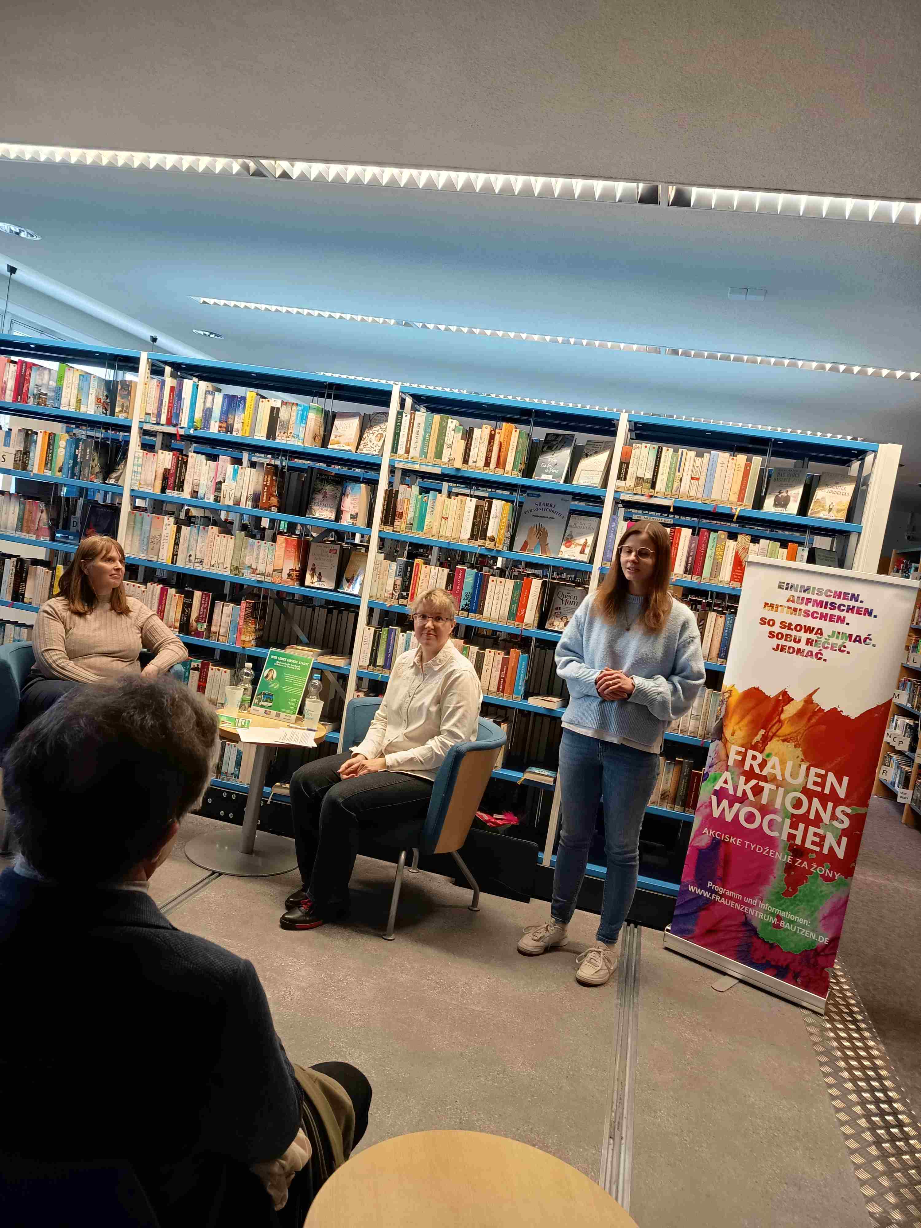 Dialog-Caf&eacute; in der Bibo begeistert Jugendliche