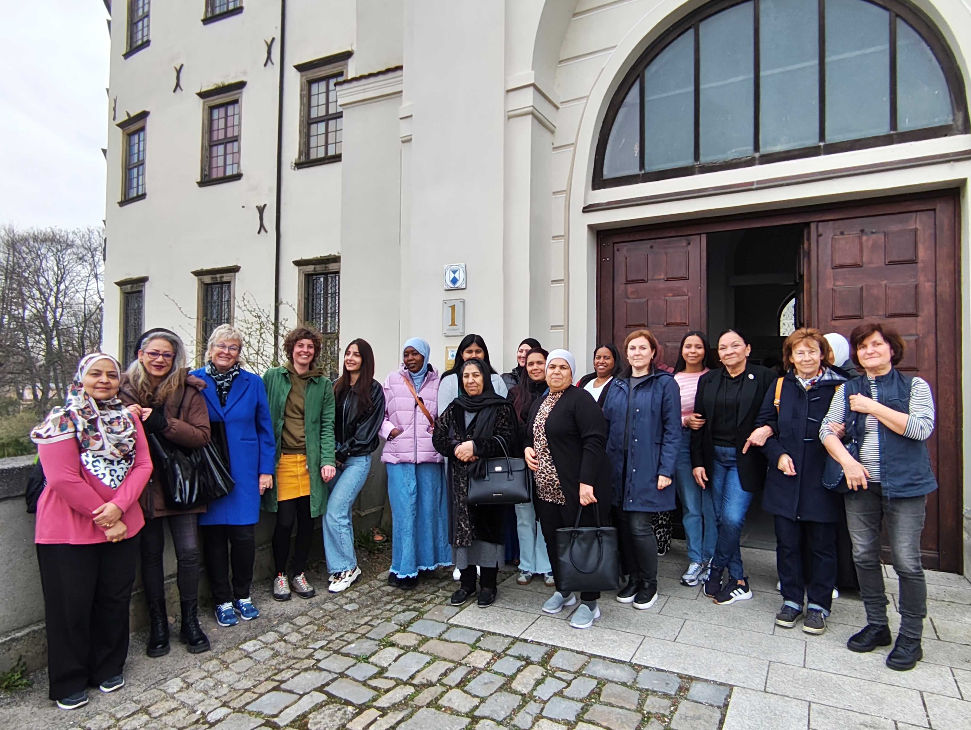 Begegnung, Geschichte und gelebte Vielfalt &ndash; Besuch des interkulturellen Frauentreffs im Schloss Hoyerswerda
