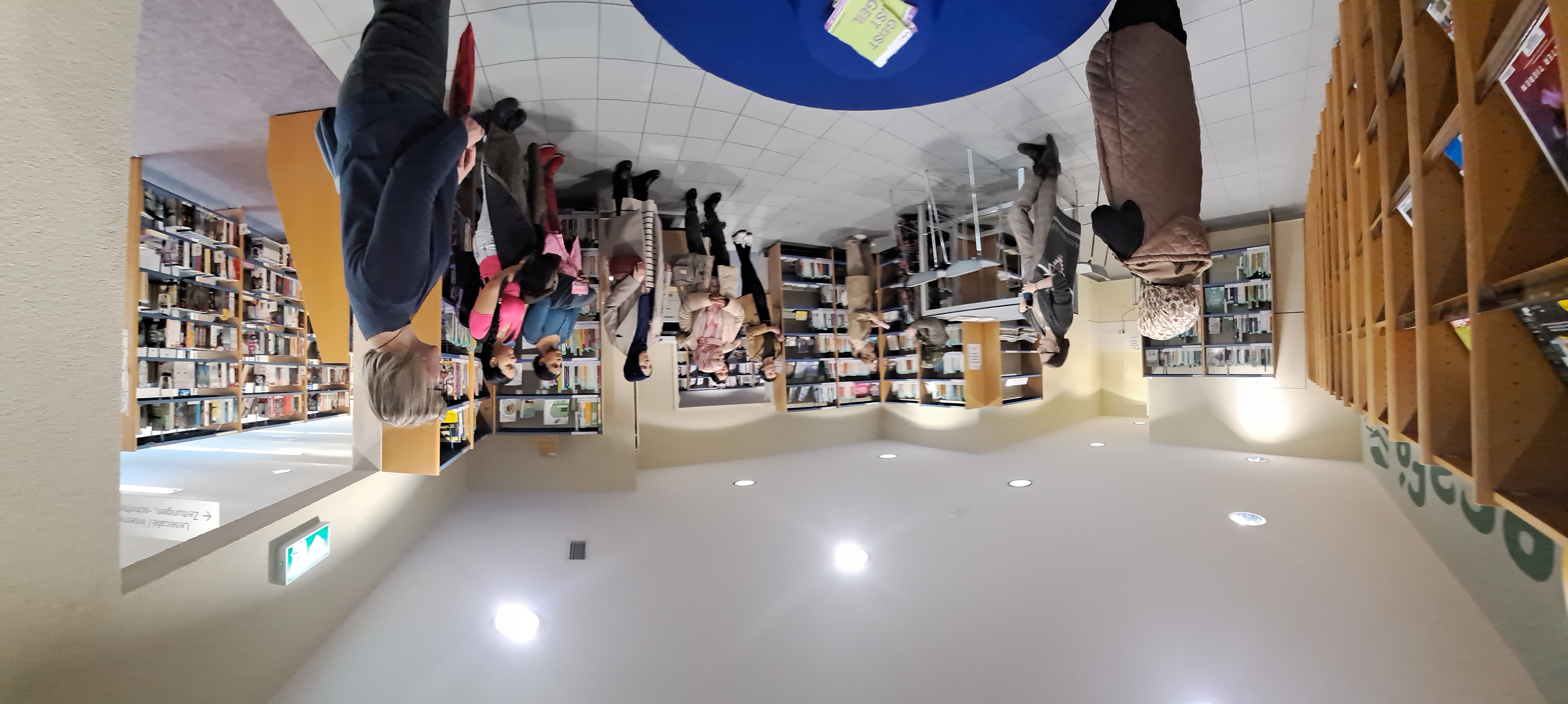 Migrantinnen besuchen die Bibliothek in Hoyerswerda