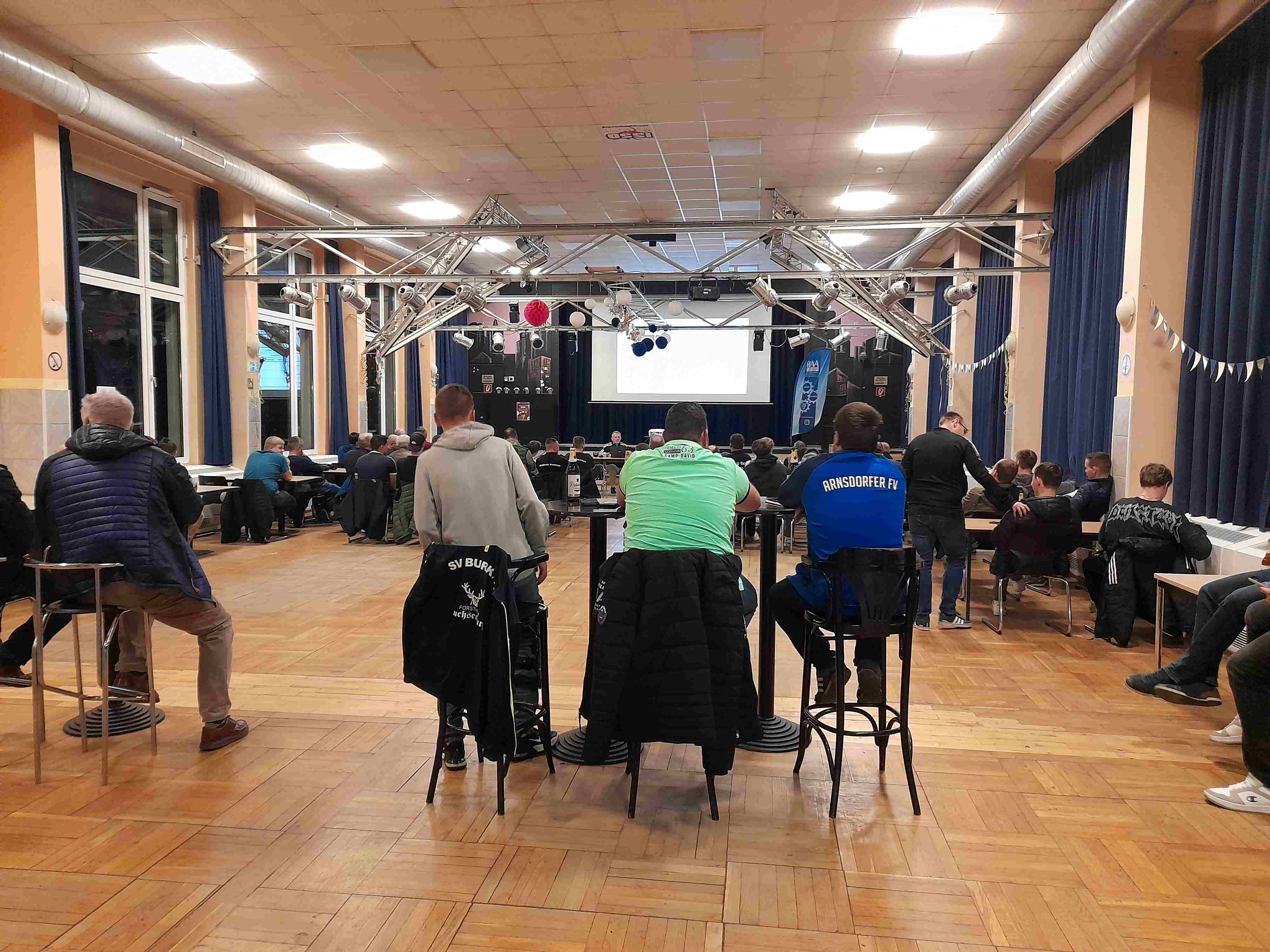 Schiedsrichter*innen des Landkreises zu Gast im Ossi 