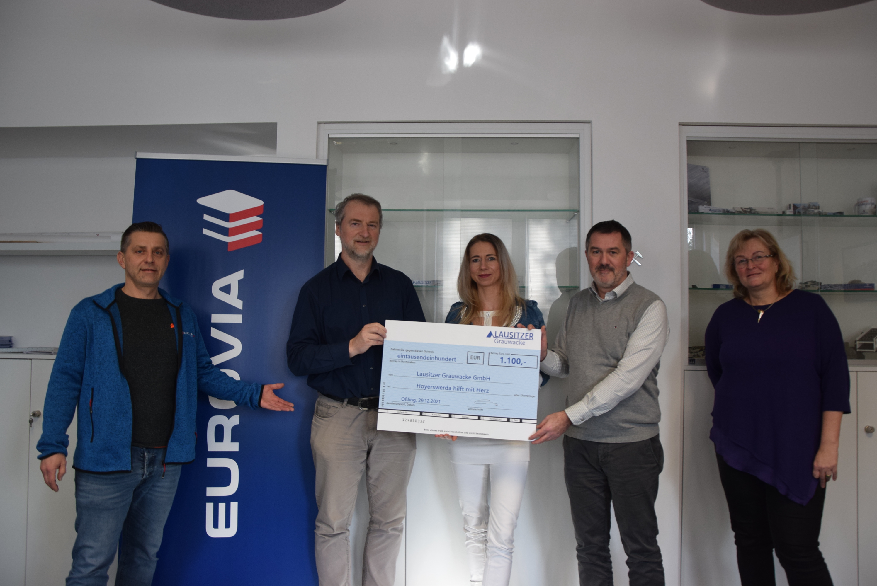 Spende für das Bürgerbündnis "Hoyerswerda hilft mit Herz" von der Lausitzer Grauwacke