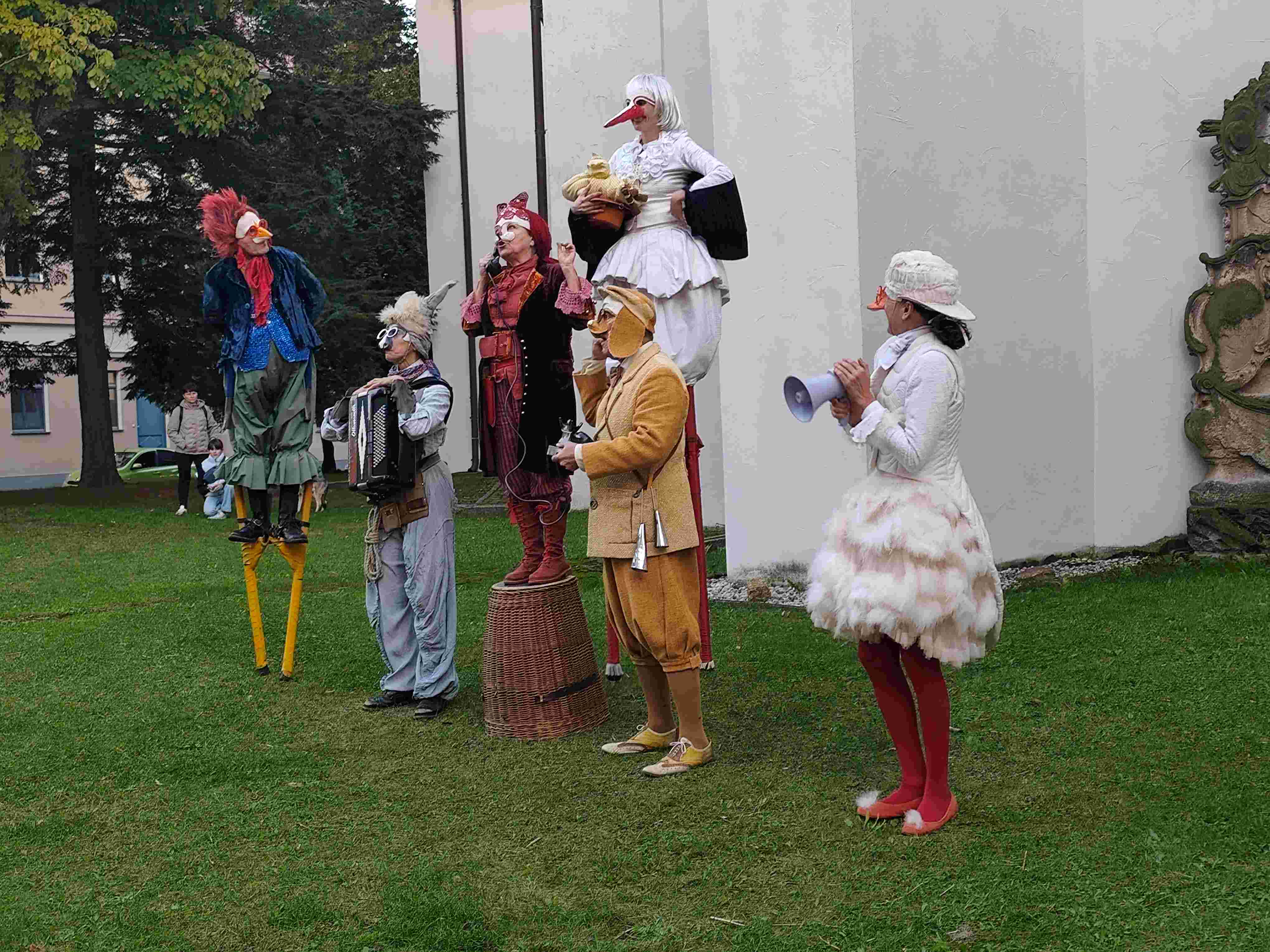 Auf der Suche nach Madame Europa - Straßentheater mit dem Teatro Due Mondi – ein bewegendes Projekt in der Willkommensstraße